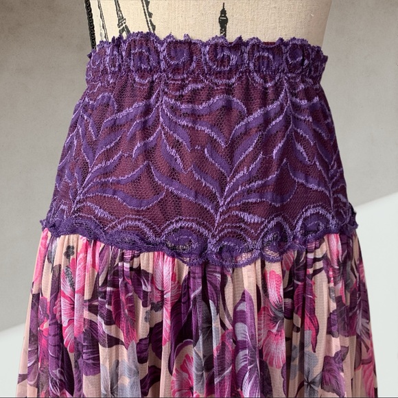Lavender lace skirt SMALL - Picture 5 of 6